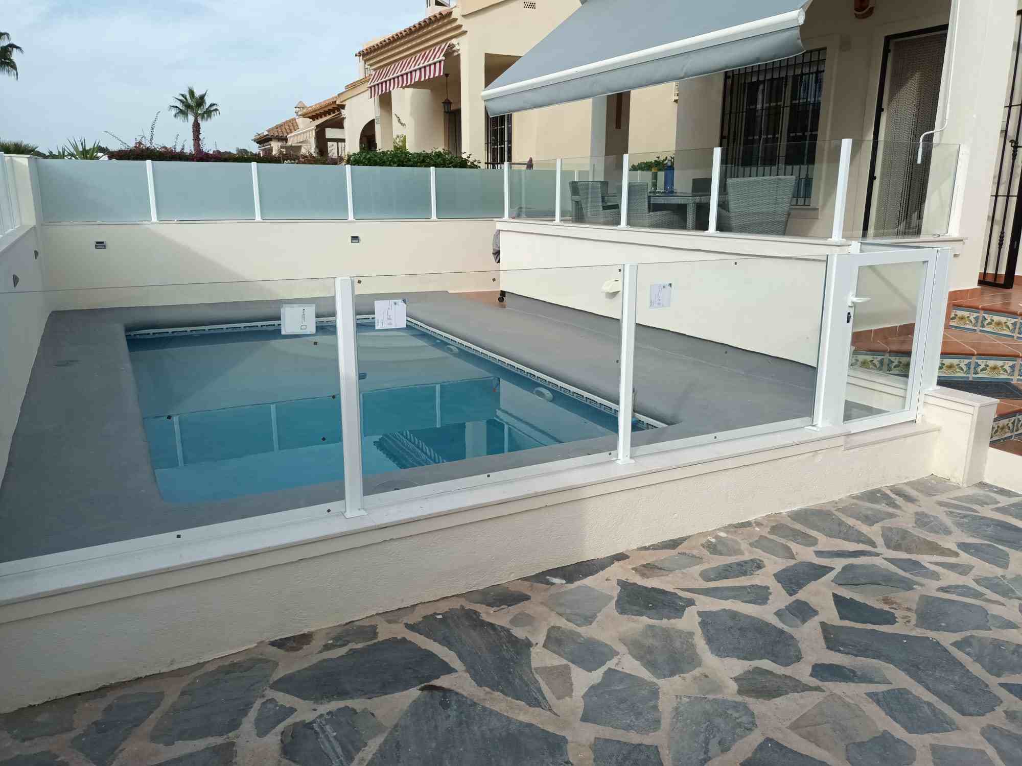 valla de cristal en piscina