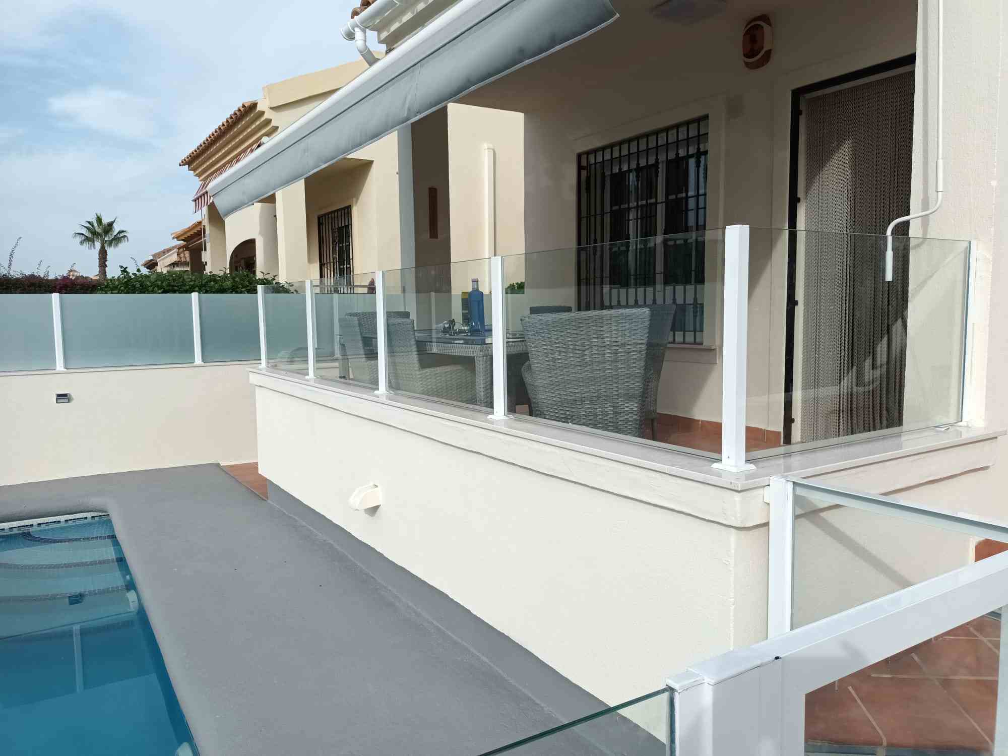 valla de cristal para piscina