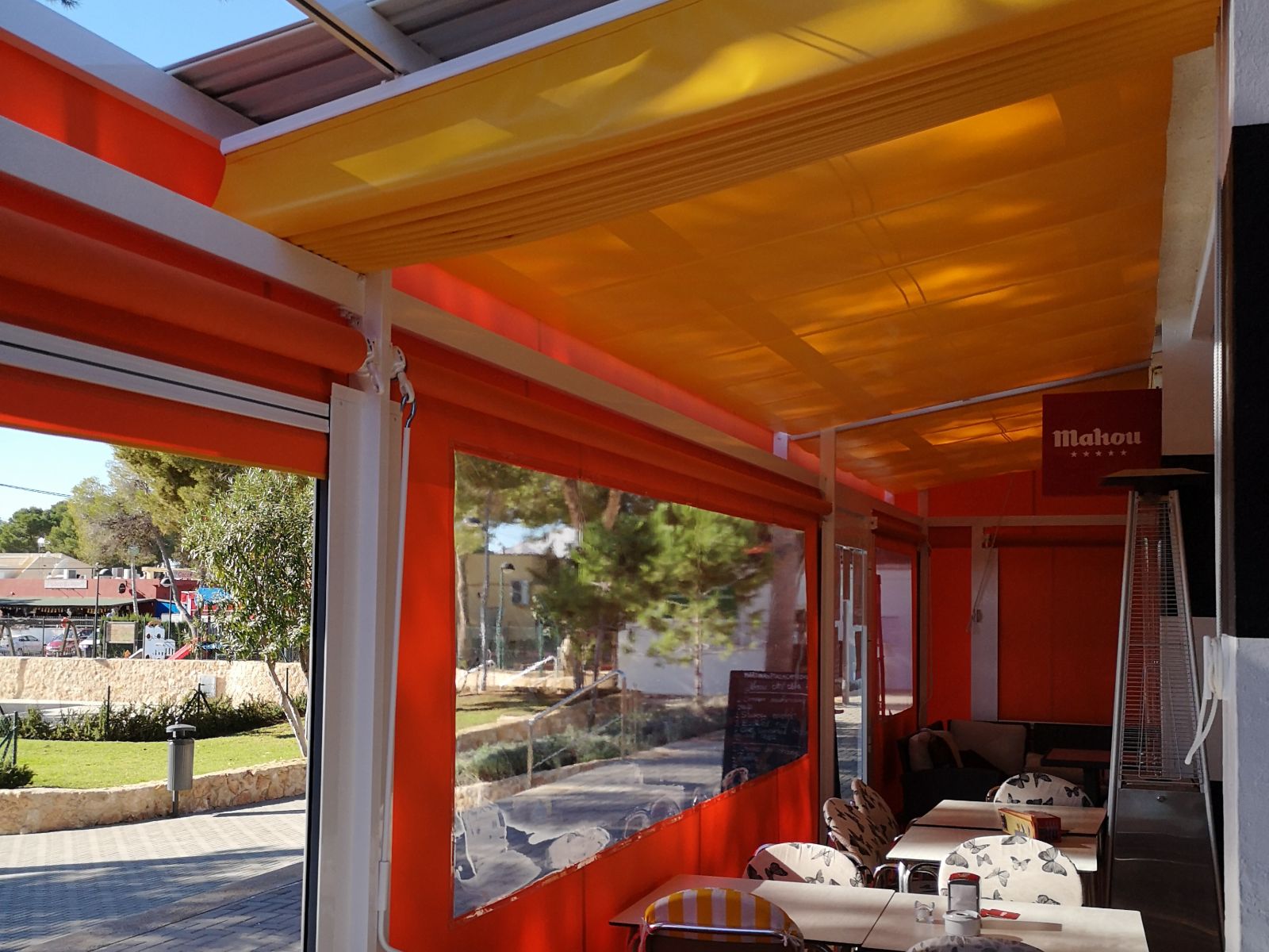Toldos Lucentum cerramiento con toldo