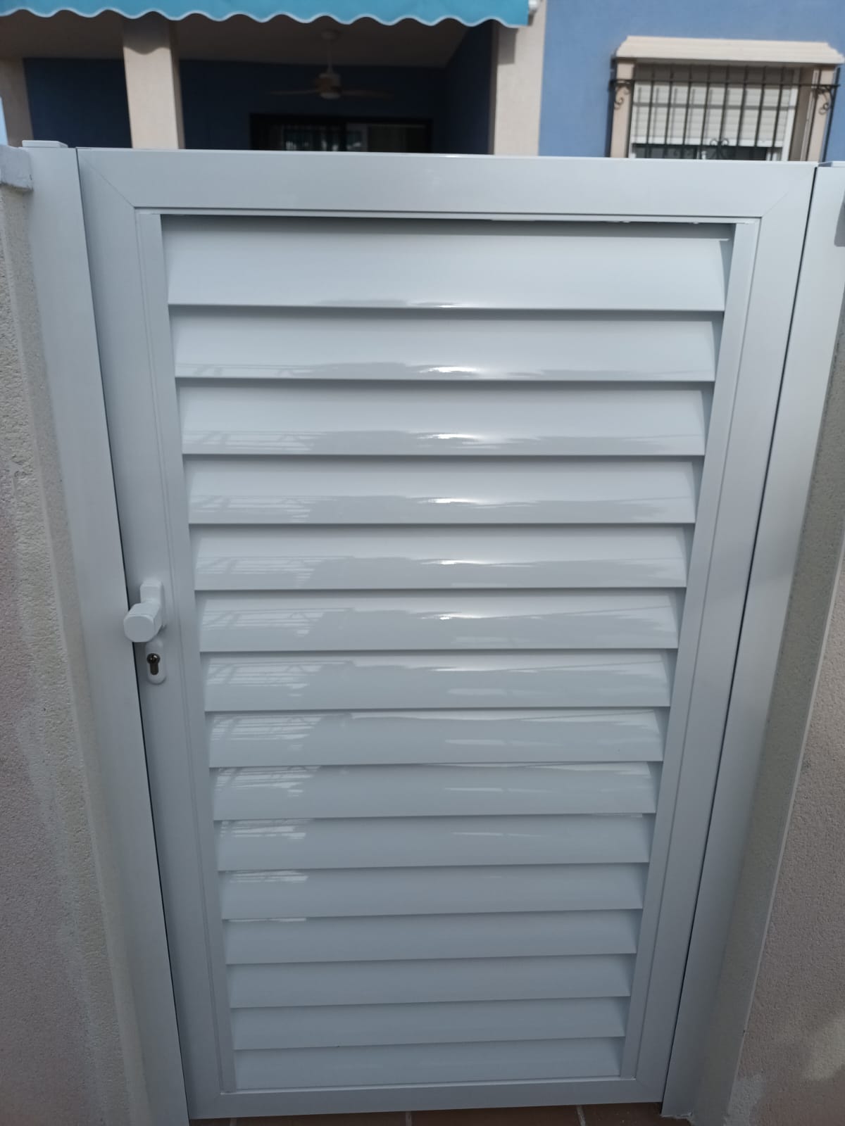 puerta blanca aluminio